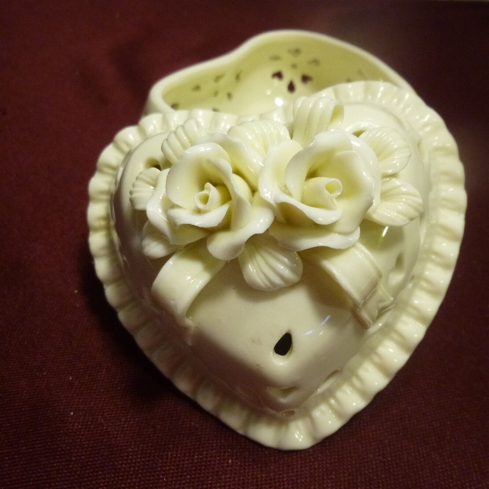 TRINKET BOX - Heart shaped porcelain w open weave design & raised flowers - MINT