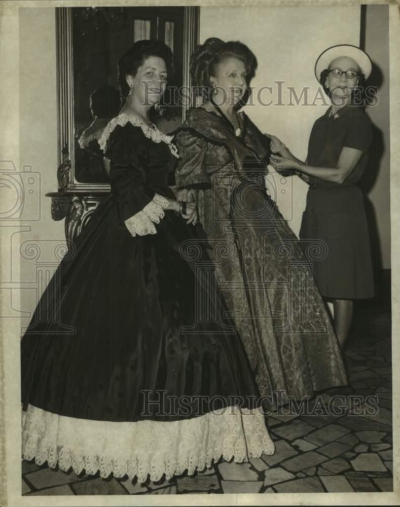 1971 Press Photo Attendees at Spring Fiesta Dressed in Period Costumes