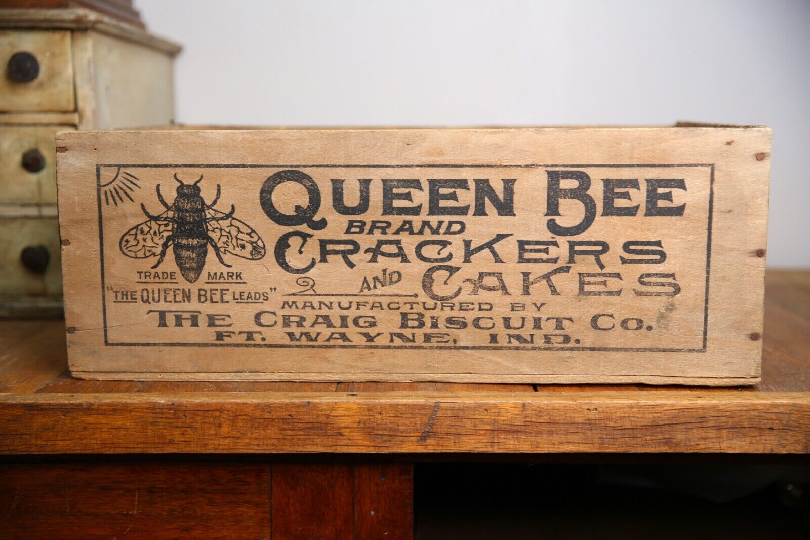 Vintage Queen Bee Crackers Cakes Biscuit Wood Crate Box Fort Wayne Indiana