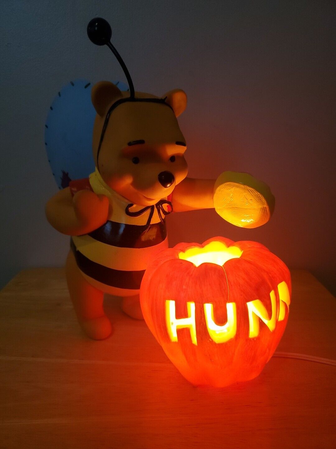 Disney Winnie The Pooh Honey Pot Halloween Bumble Bee Lighted Pumpkin Decoration