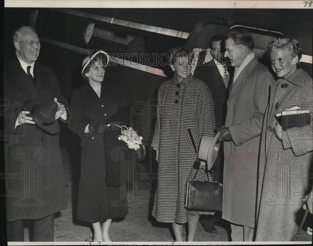 1952 Press Photo Cute Gals, Nina and Dorothy, Earl Warren, Charles E. Lyon