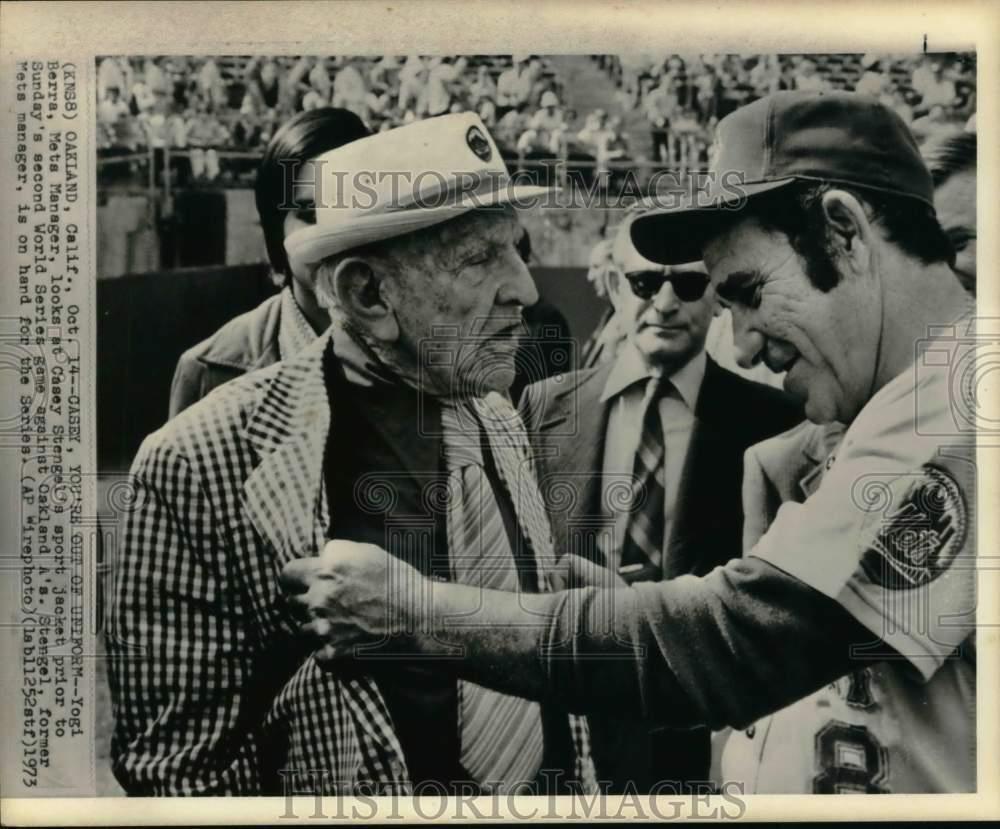 1973 Press Photo Mets Manager Yogi Berra looks at Casey Stengel\'s jacket, CA