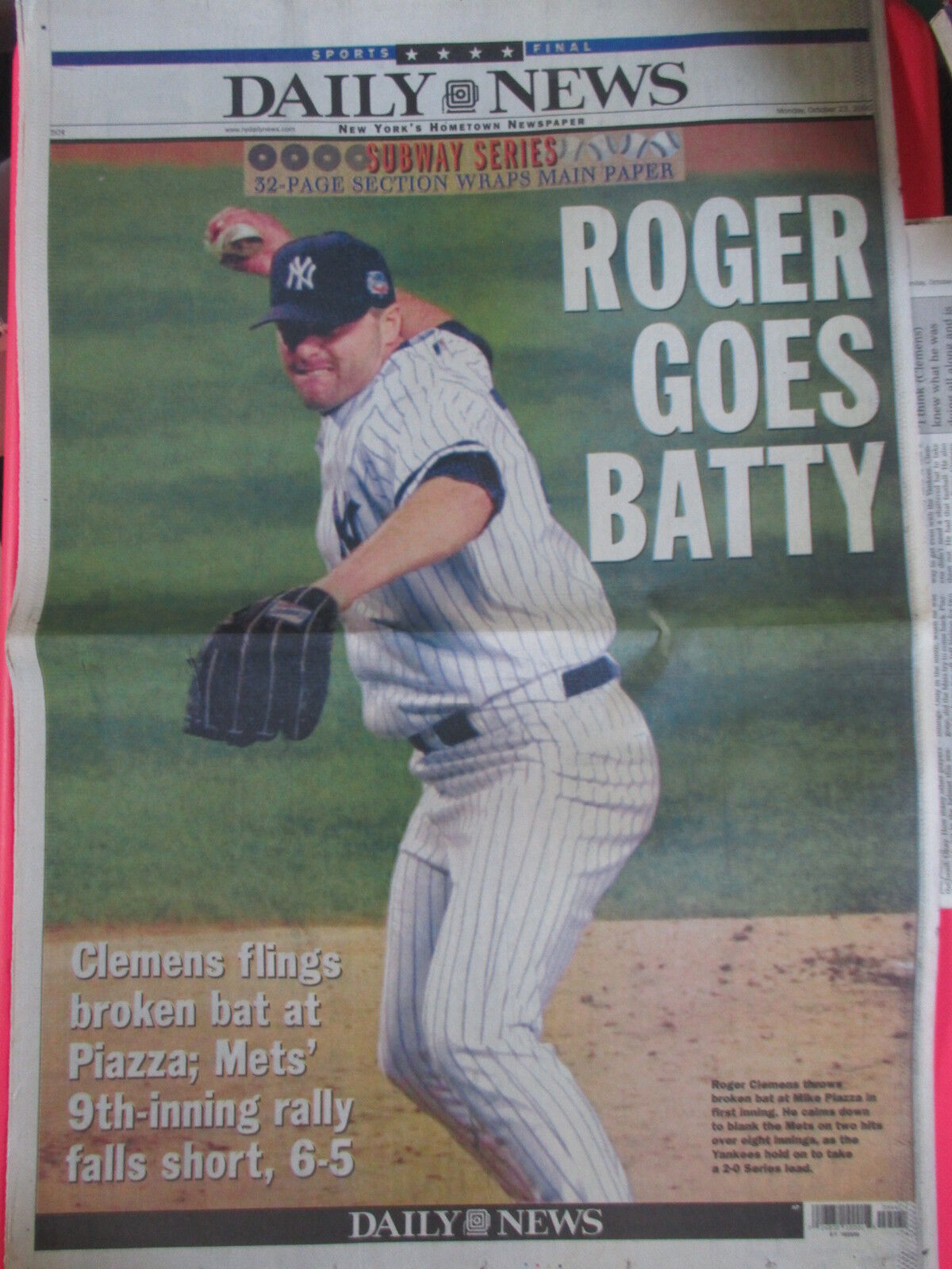 ROGER CLEMENS THROWS BAT AT MIKE PIAZZA NEW YORK DAILY NEWS NEWSPAPER 10/23 2000
