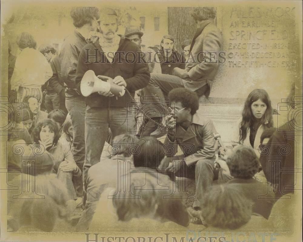 1970 Press Photo Man speaks on Bullhorn at Springfield Colleges' Demonstration