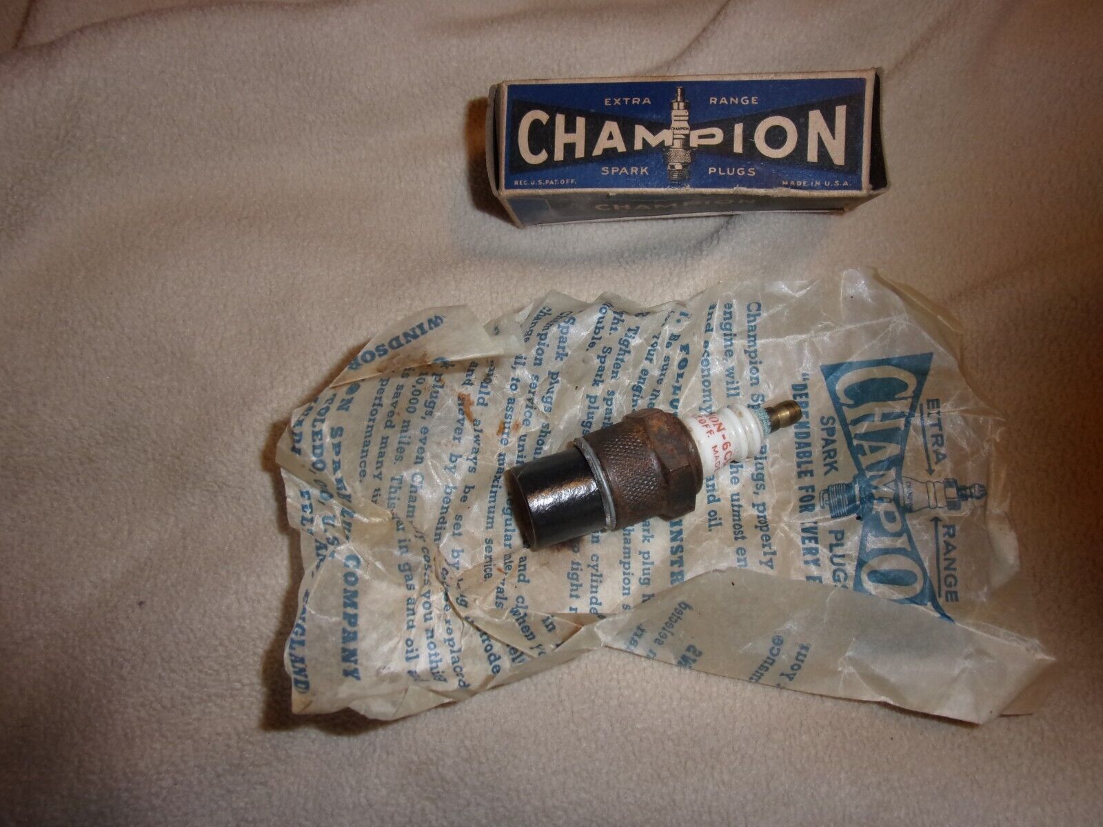 Antique Champion 6comm-62 NOS Box Tissue Paper Tube Plug