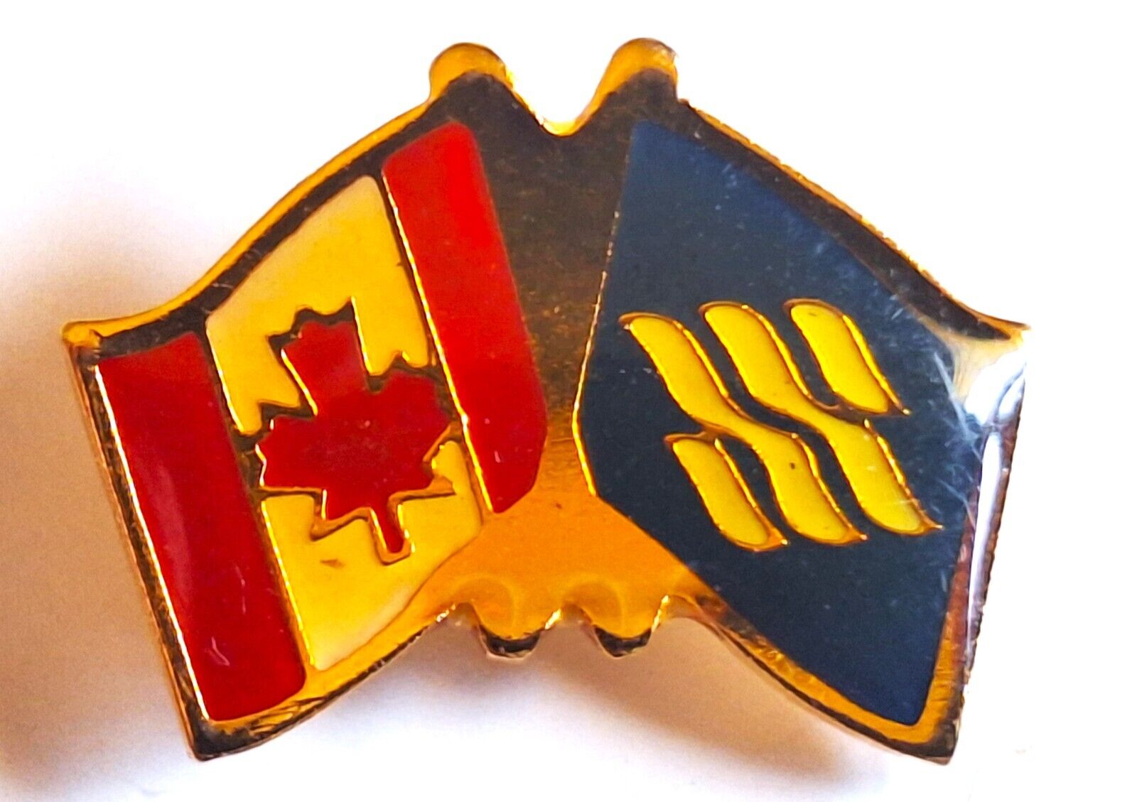 Vintage CANADA / SASKATCHEWAN FLAG LAPEL PIN - Saskatchewan, Canada