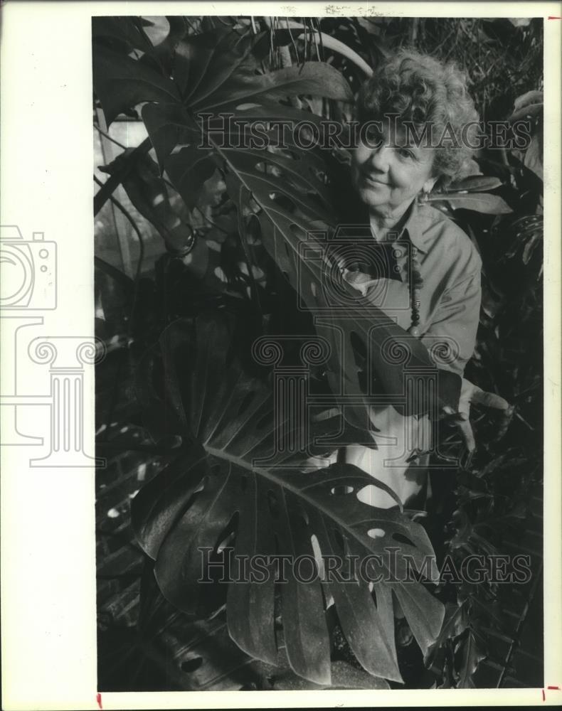 1986 Press Photo Dot Slator with Her Split-Leaf Philodendron in Houston, Texas