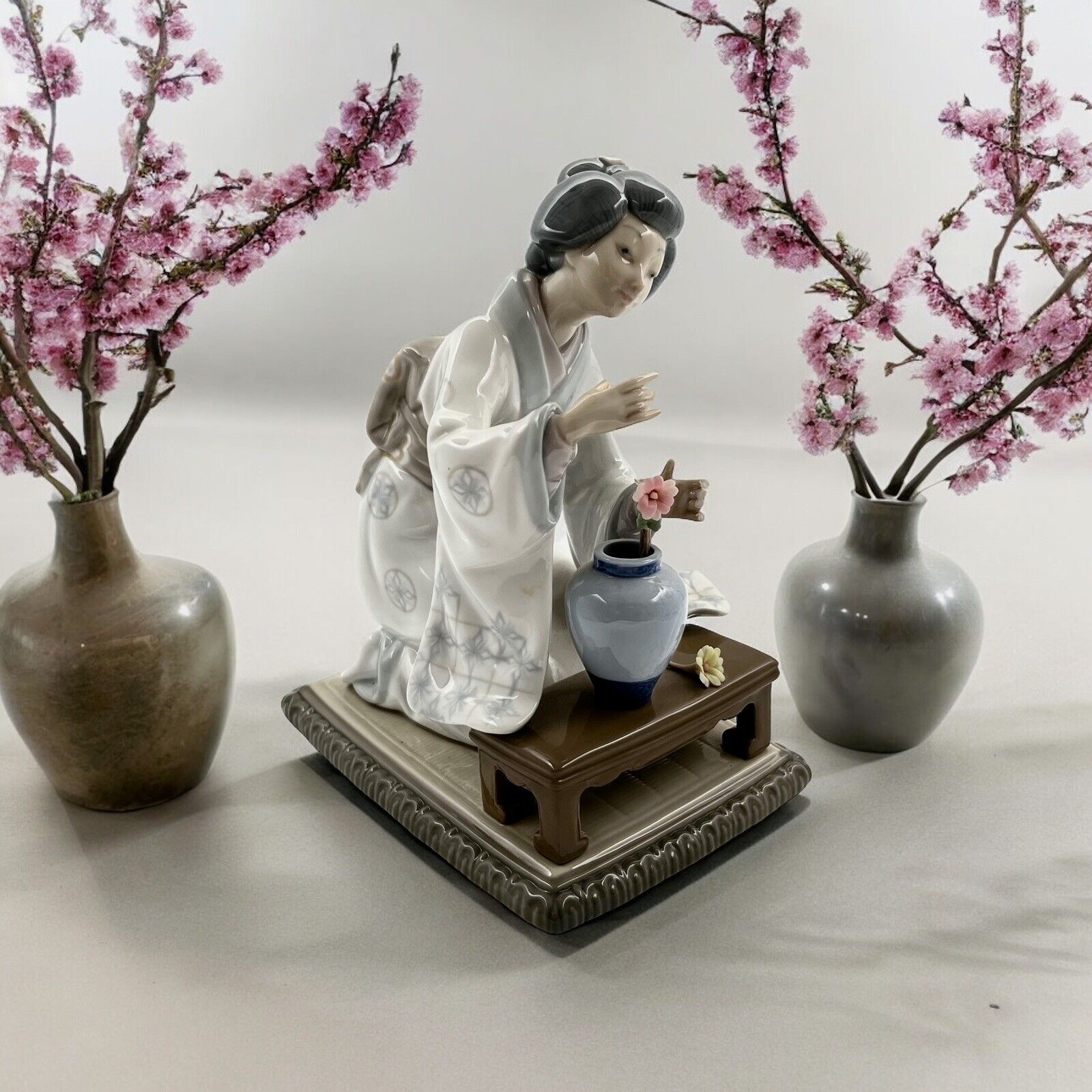 LLADRO 4840 Japanese Woman Girl Flower Arranger Statue BROKEN Fingers Hand AS IS