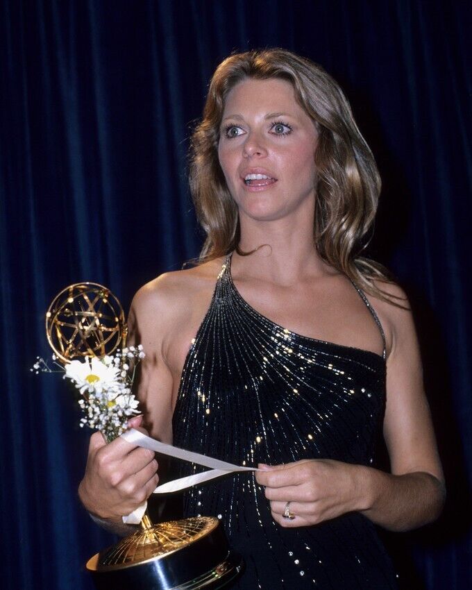 Lindsay Wagner 8x10 Real Photo candid holding Emmy Award 1977 in glamorous gown