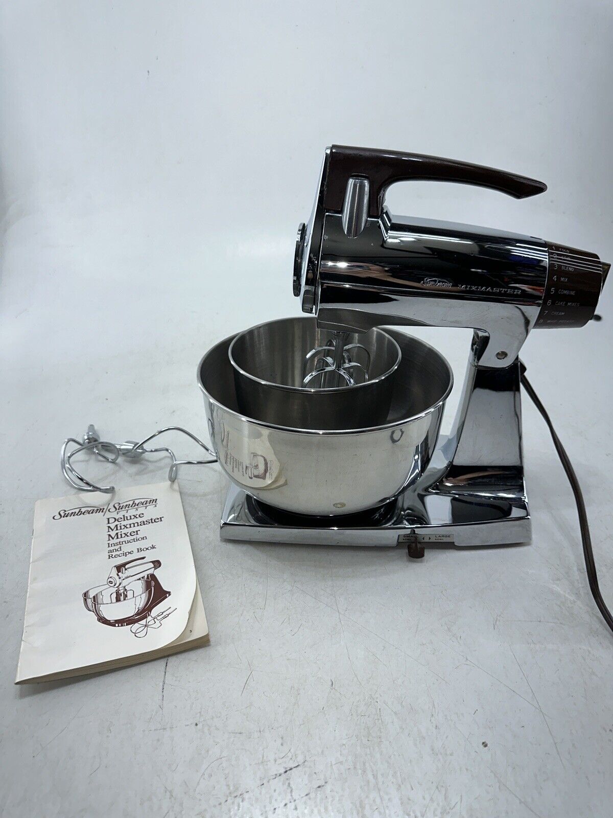 VTG Sunbeam MixMaster Deluxe 12 Speed Chrome Stand Mixer w/ Bowls & Accessories