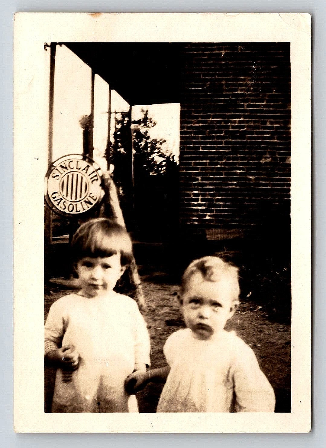 Old Original Vintage Antique Photo Picture Sinclair Gasoline Sign Boys Children