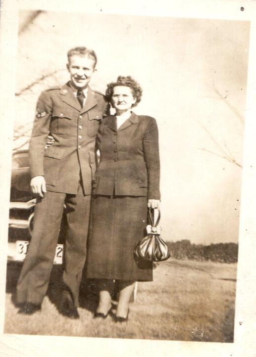 Vintage Photo 1940\'s US Officer w/ Wife, Next To Car 3.5\