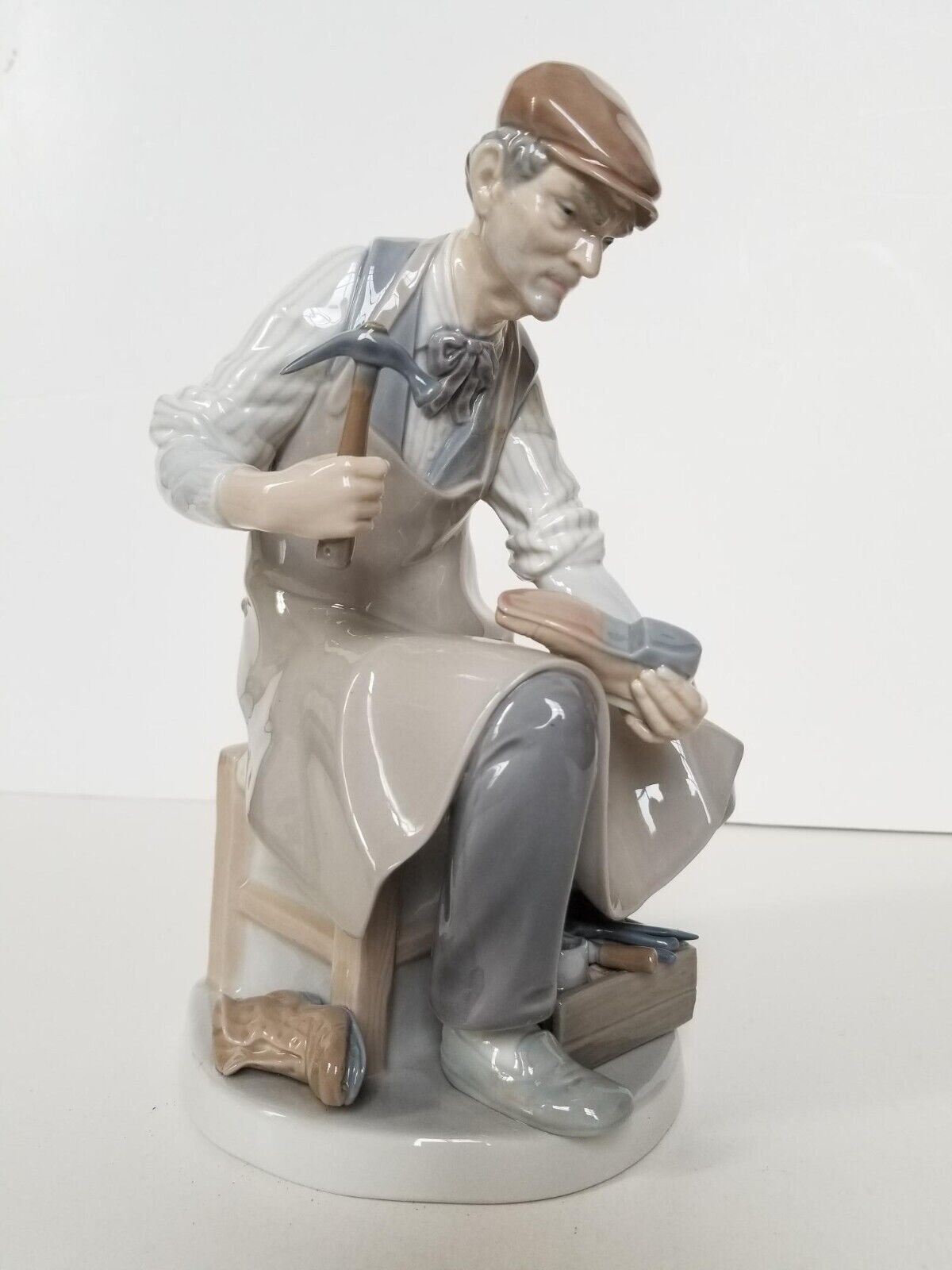 Vintage Llardo Cobler/Shoemaker Figurine. Excellent condition