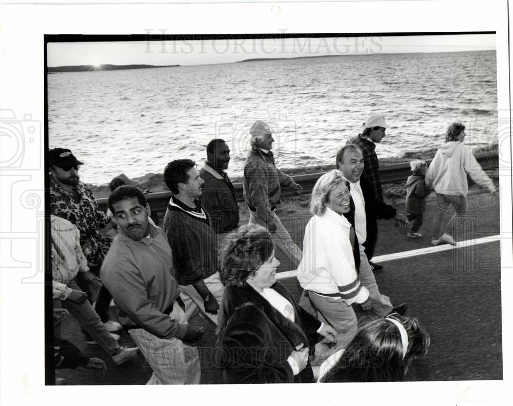 1991 Press Photo John Engler & wife Mackinac Bridge - dfpb78787