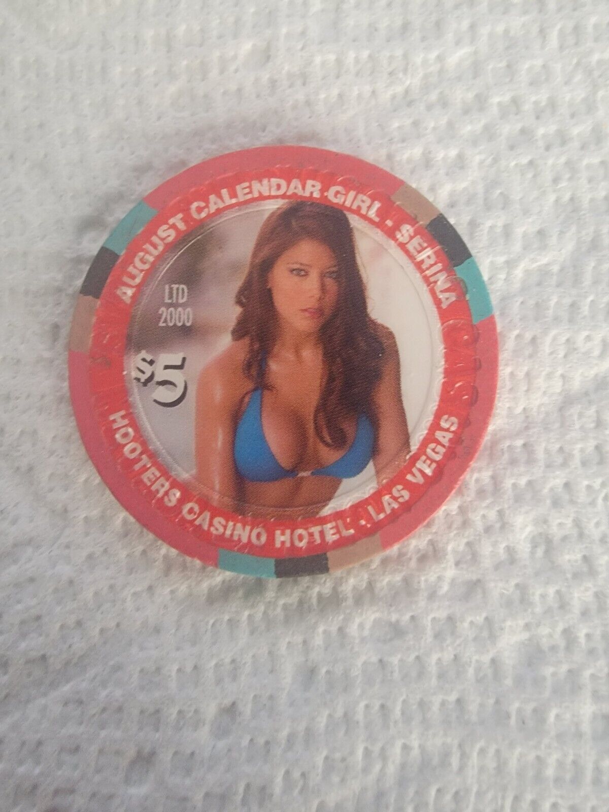 HOOTERS LAS VEGAS CHIP  $5 AUGUST  2000 CALENDER GIRL CASINO CHIP