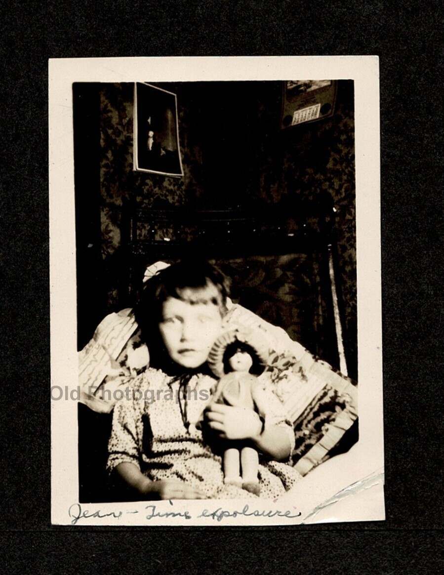 1920s CREEPY TIME EXPOSURE KID w/DOLL IN CHAIR OLD/VINTAGE PHOTO SNAPSHOT- I74