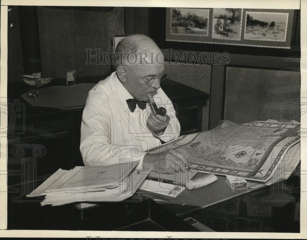 1934 Press Photo Author Frank Parker Stockbridge Studying for Book - ney11811