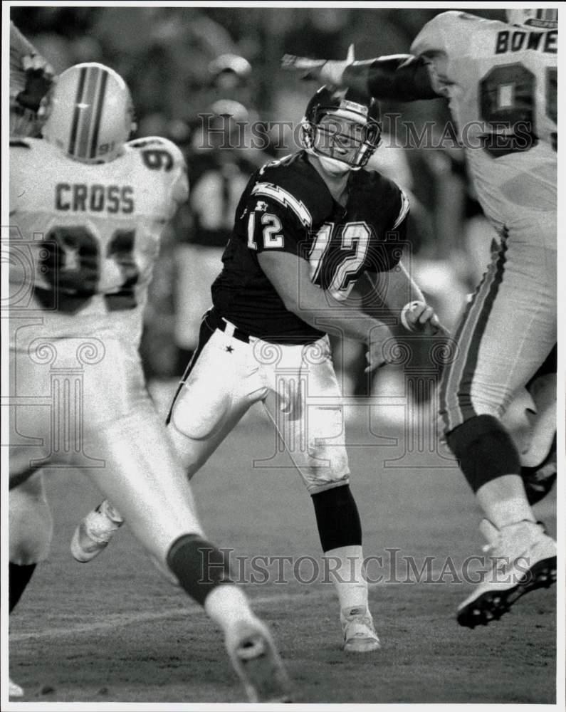 1995 Press Photo San Diego Chargers Football Player Stan Humphries Passes