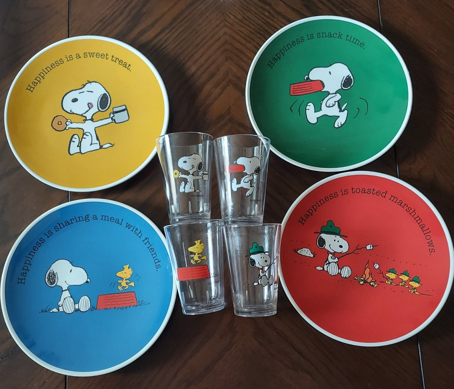 Peanuts / Snoopy Plastic Plates and Cup ( Set of 4)