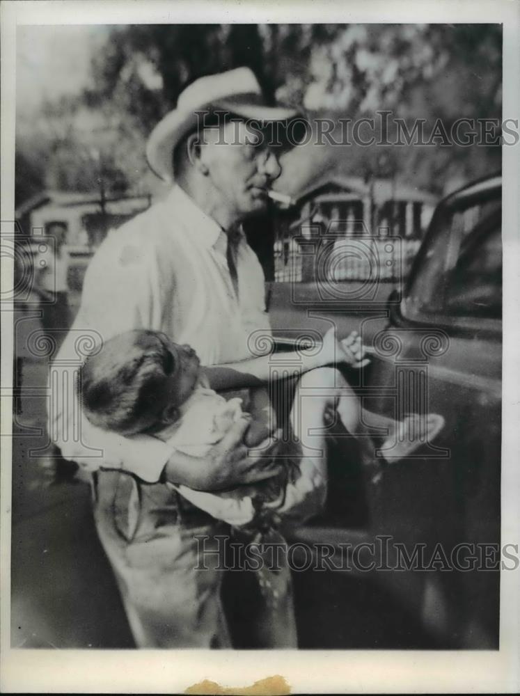1946 Press Photo Harry Dodd carries 4 yr old John Lewis, Harry hit him with car