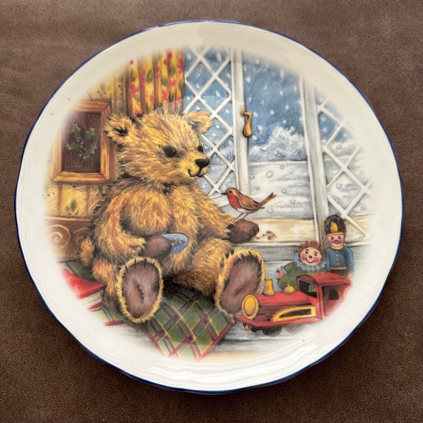 VINTAGE ROYAL VALE BONE CHINA DECORATIVE TEDDY BEAR PLATE MADE IN ENGLAND