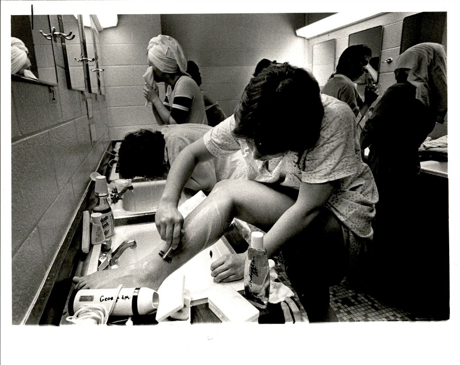LG904 1980 Original Photo CROWDED WOMENS BATHROOM Marine Shaving Legs Beauty