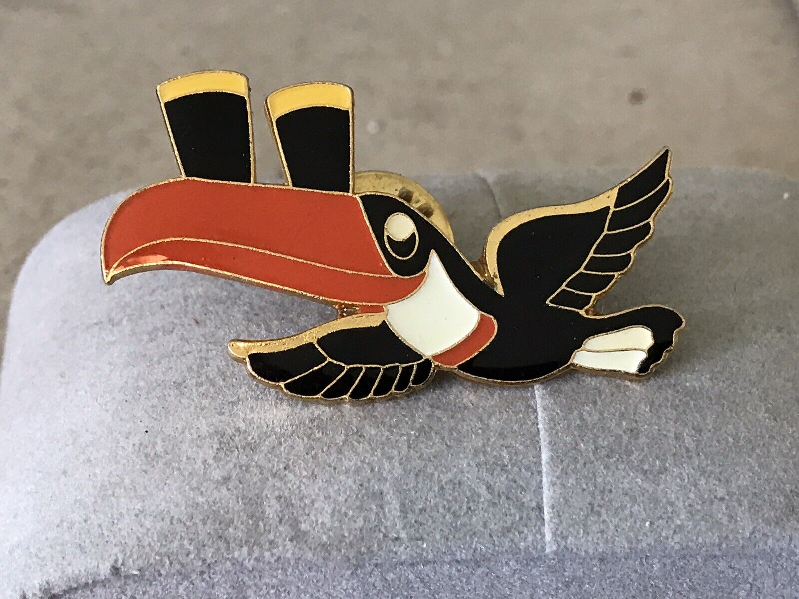 Vintage 1990s GUINNESS Metal Lapel Pin: Flying Toucan w/ Two Pints on Beak