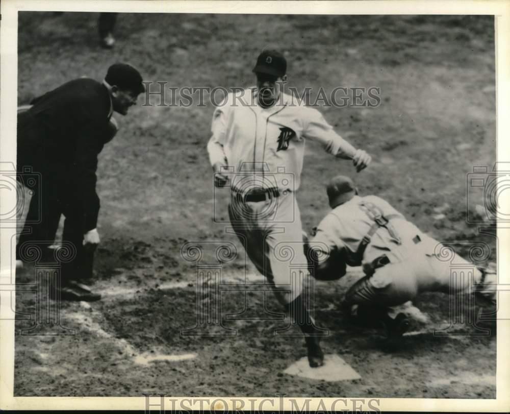 1944 Press Photo Detroit Tigers Dick Wakefield during the Tigers-Athletics Game