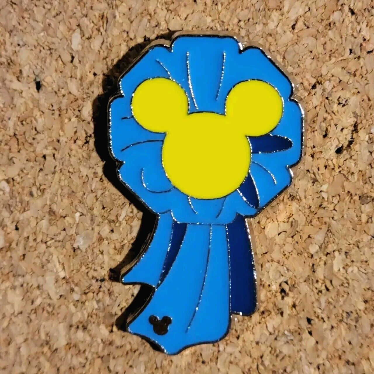 2009 Disney Hidden Mickey Completor Pin Mickey Blue Ribbon Trading Pin