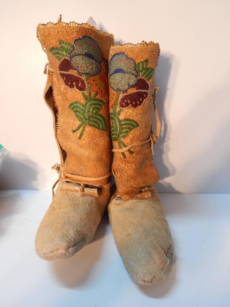TALL ANTIQUE 1920s VINTAGE NORTHERN PLAINS CROW INDIAN HI TOP BEADED MOCCASINS