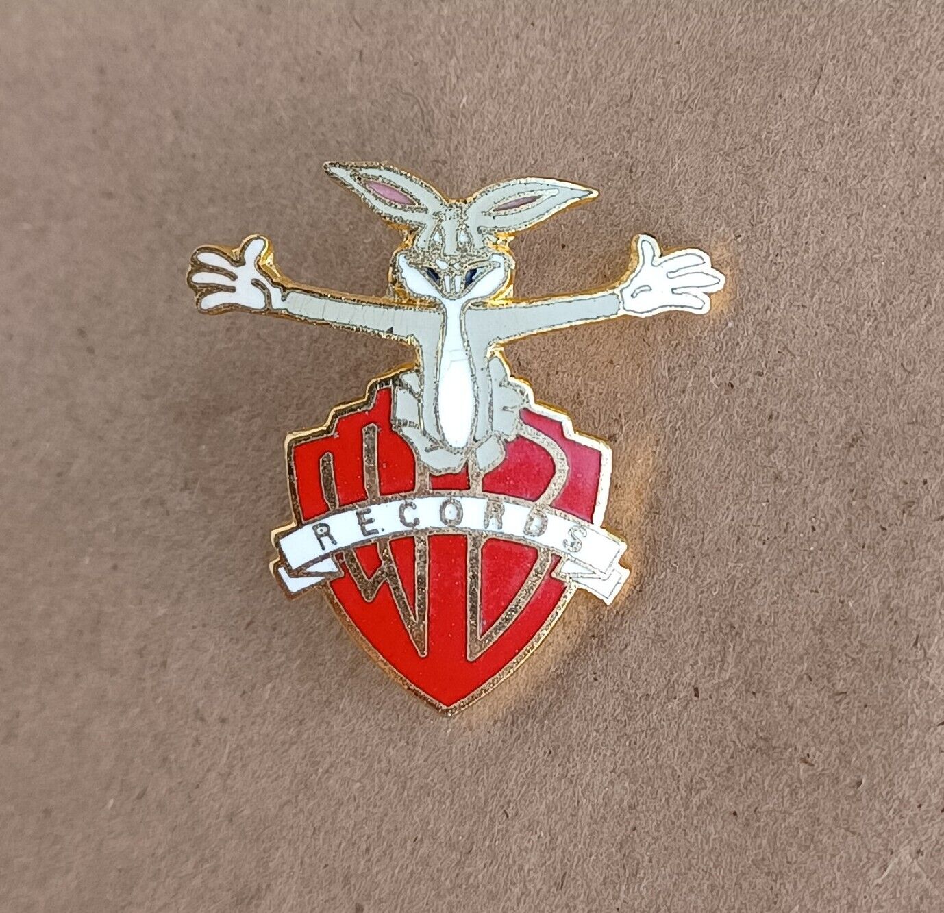 Vintage Bugs Bunny Cartoon Warner Brothers Records WB Pin Pinback Badge 