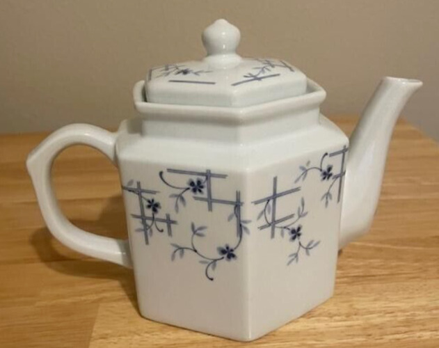 The Toscany Collection Japan Blue & White Teapot w/Lid Ceramic Pre-Owned