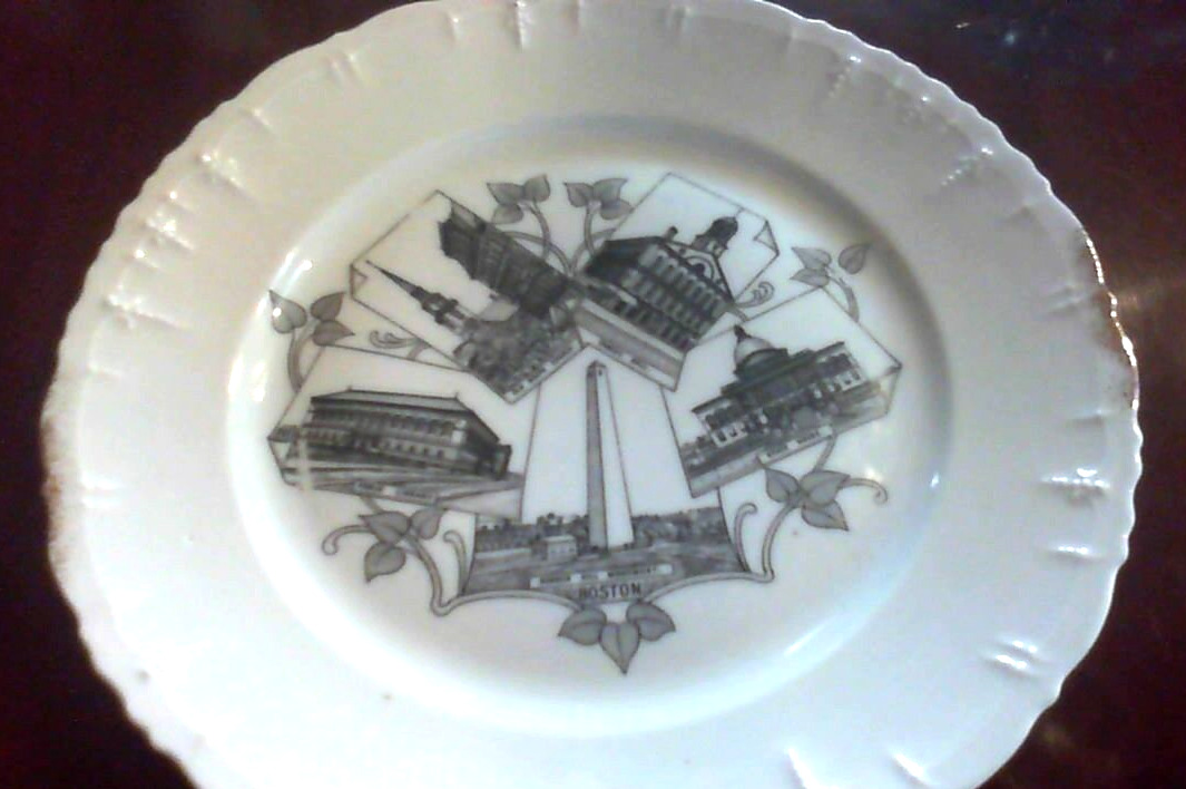 BOSTON MASS VINTAGE Souvenir Large 8 3/4\'\'  Porcelain Plate - 5 Boston Landmarks