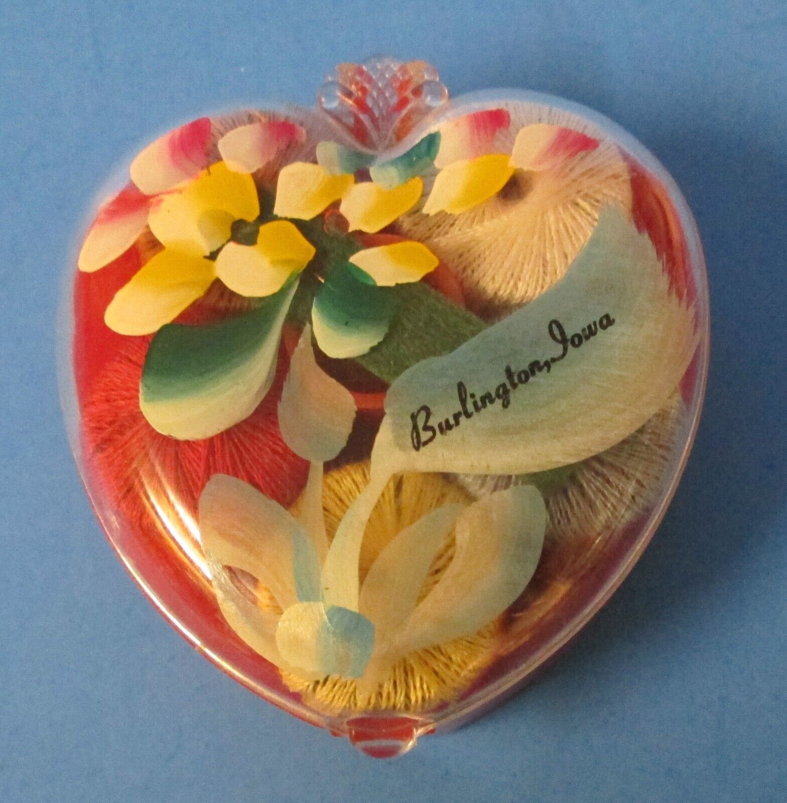 vtg souvenir Burlington, Iowa sewing kit in hard plastic heart shaped case rj