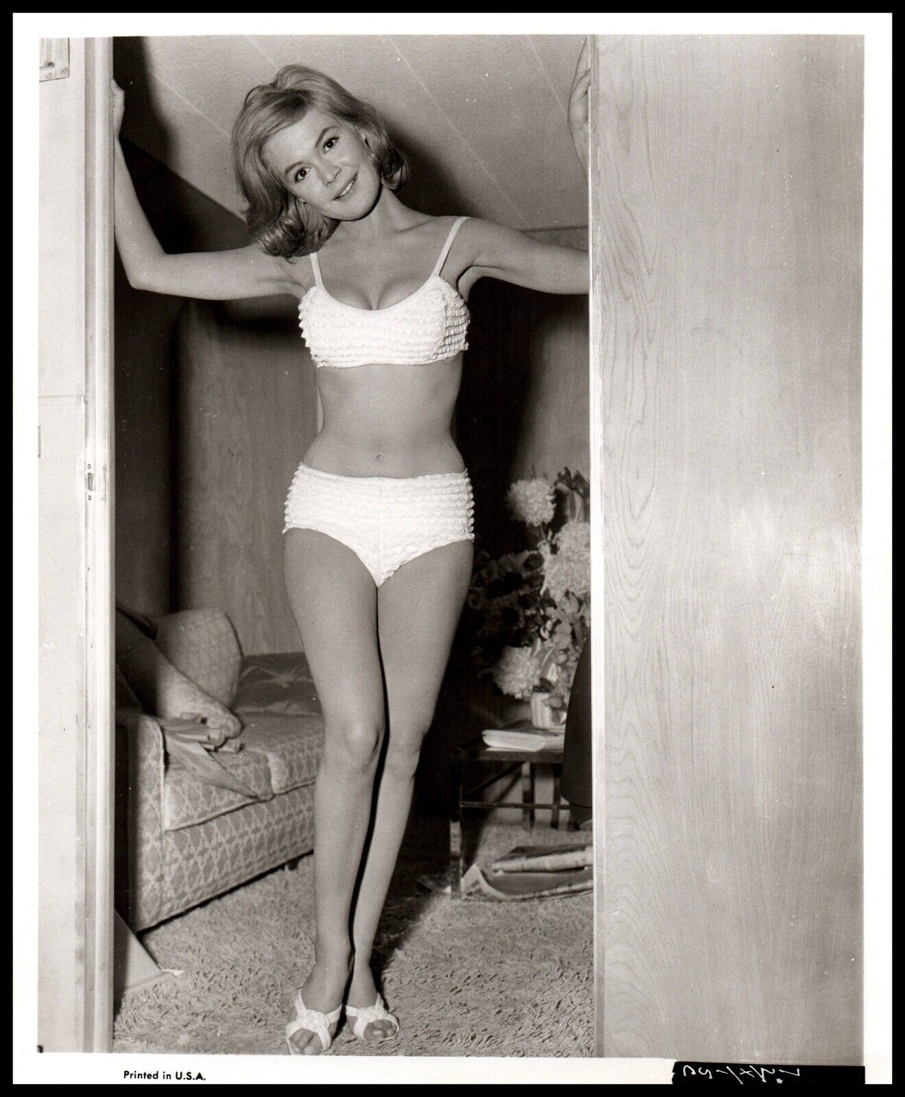 Hollywood Beauty SANDRA DEE SWIMSUIT CHEESECAKE SEDUCTIVE POSE 1963 Photo 706
