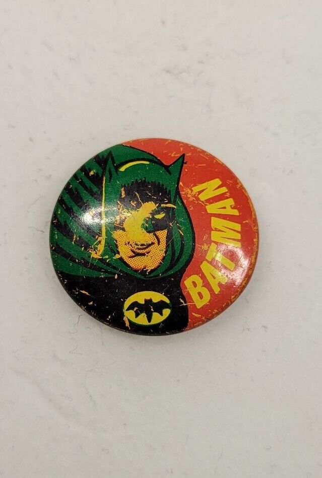 ORIGINAL 1966 BATMAN Batman With Green Cape PINBACK BUTTON 7/8\