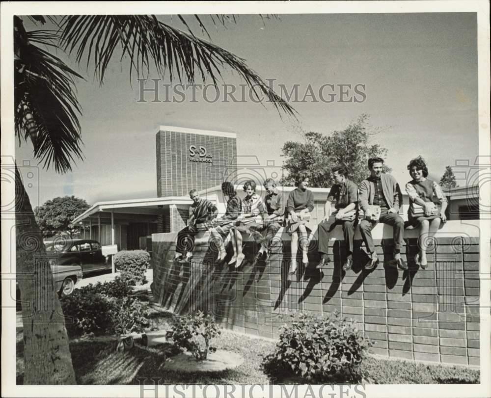 1963 Press Photo Students sit atop wall at South Dade High School - lra31564