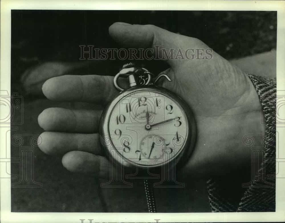 1988 Press Photo Anton Segore (Holocaust Survivor) holds family watch in hand
