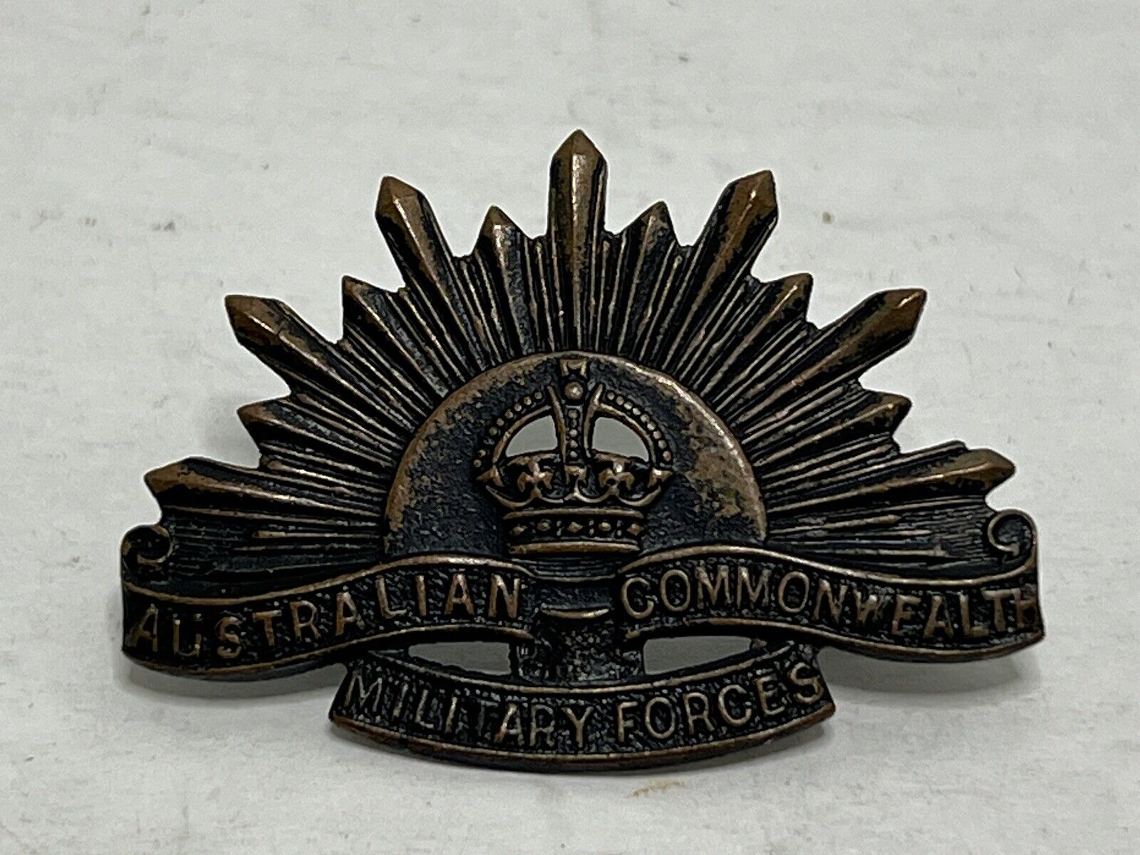 Vintage Original WW2 Australian Commonwealth Military Forces Collar / Cap Badge