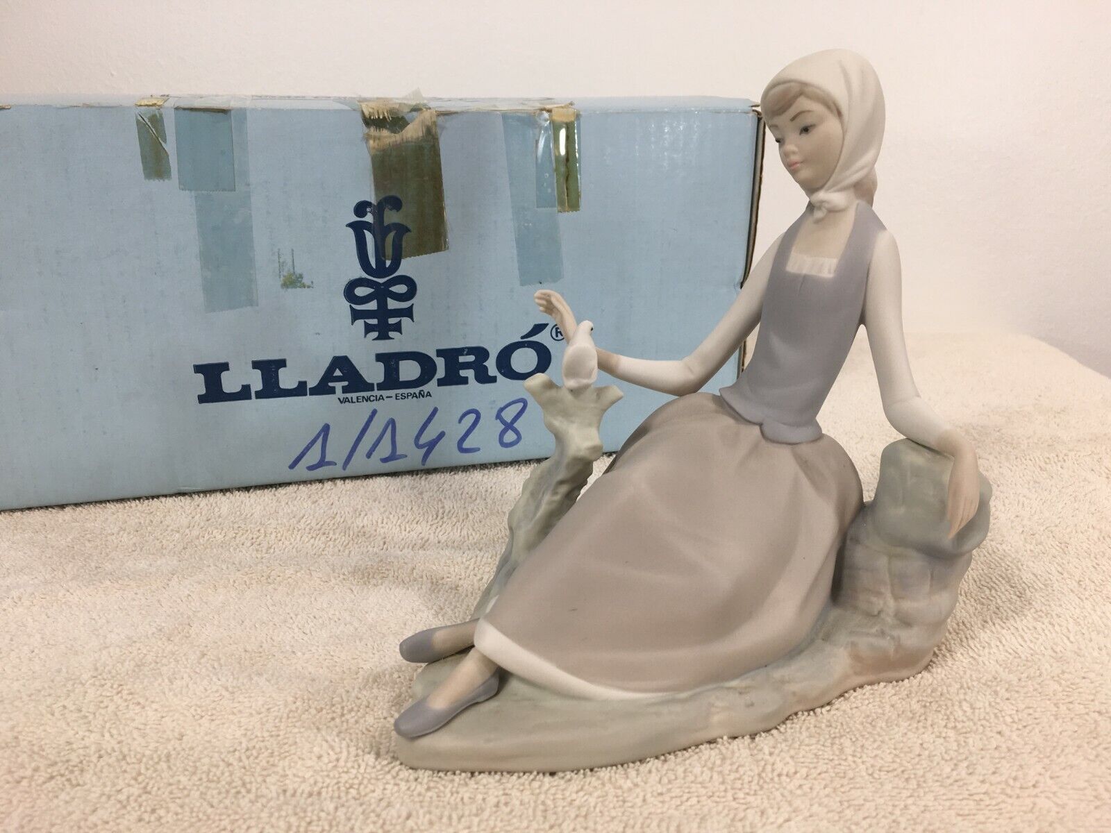 Lladro #4660 with BOX Shepardess sitting Dove Hand Made Porcelain Figurine matt