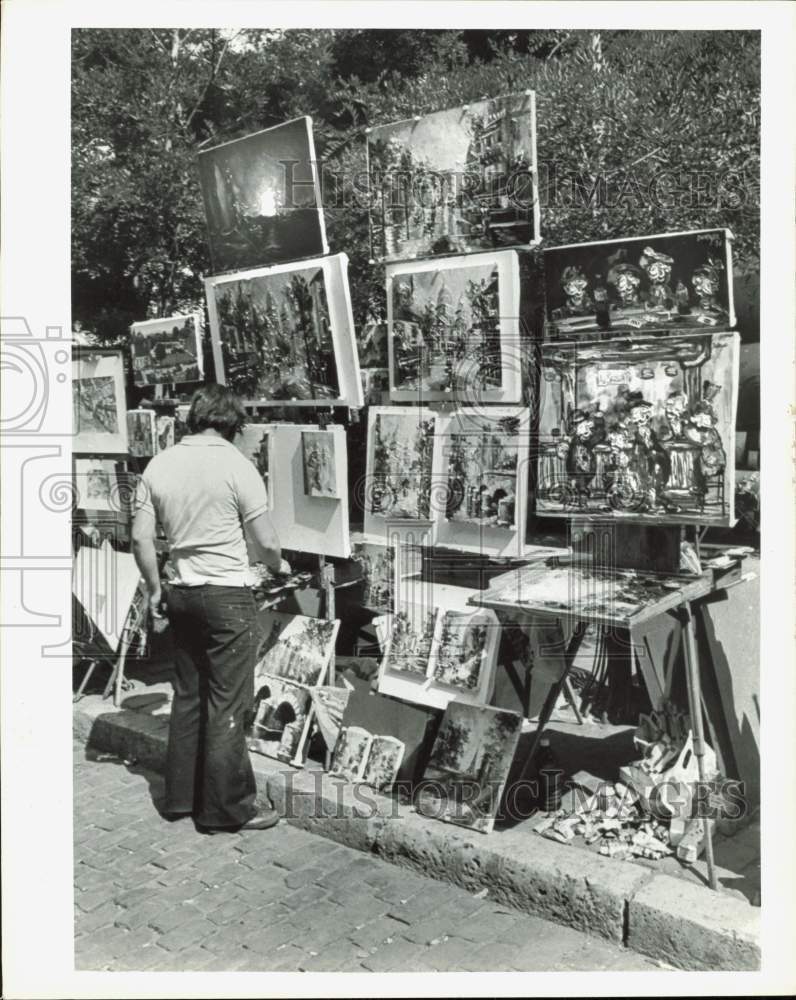 1981 Press Photo Art on Display in Montmartre Street Scene, Paris, France