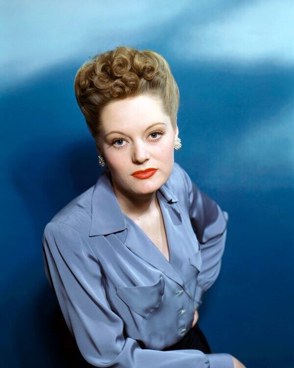 Alexis Smith Striking 1940\'s Glamour Portrait in blue shirt 8x10 Photo