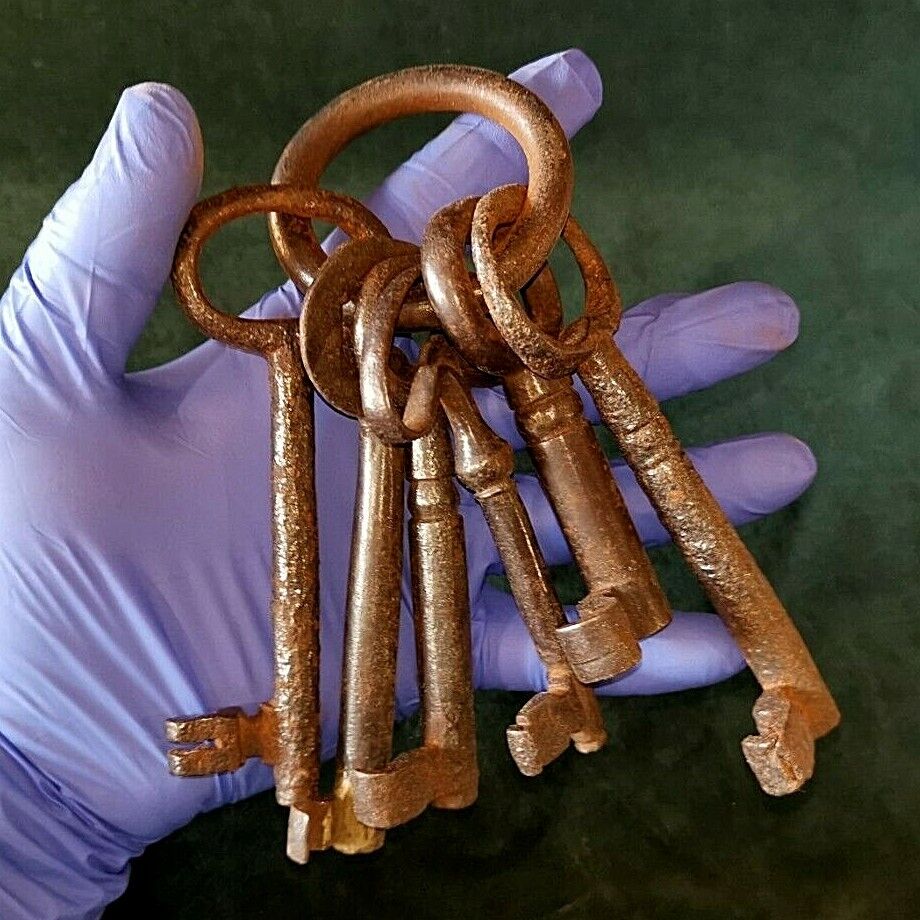 Set of 6 antique keys on key ring - large real antiques