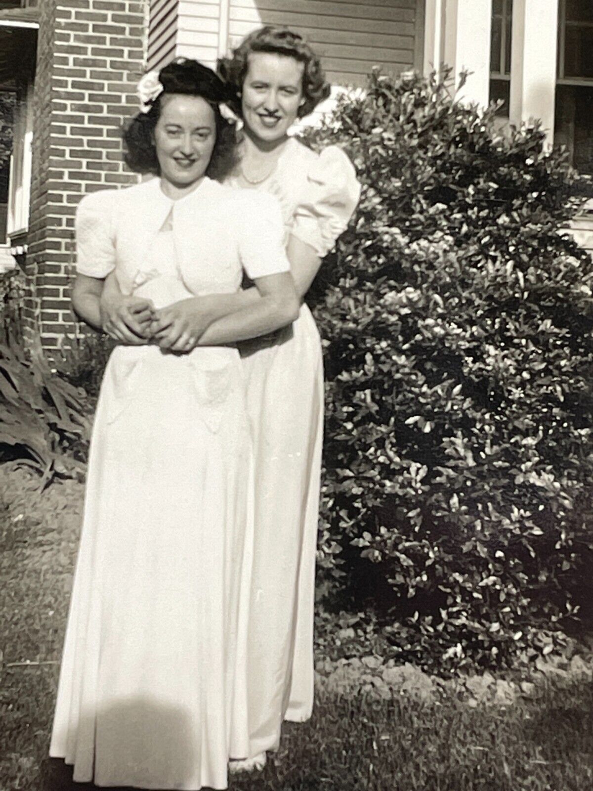 J8 Photo 1940\'s Beautiful Women Pretty Ladies Embrace Affectionate Gay Interest