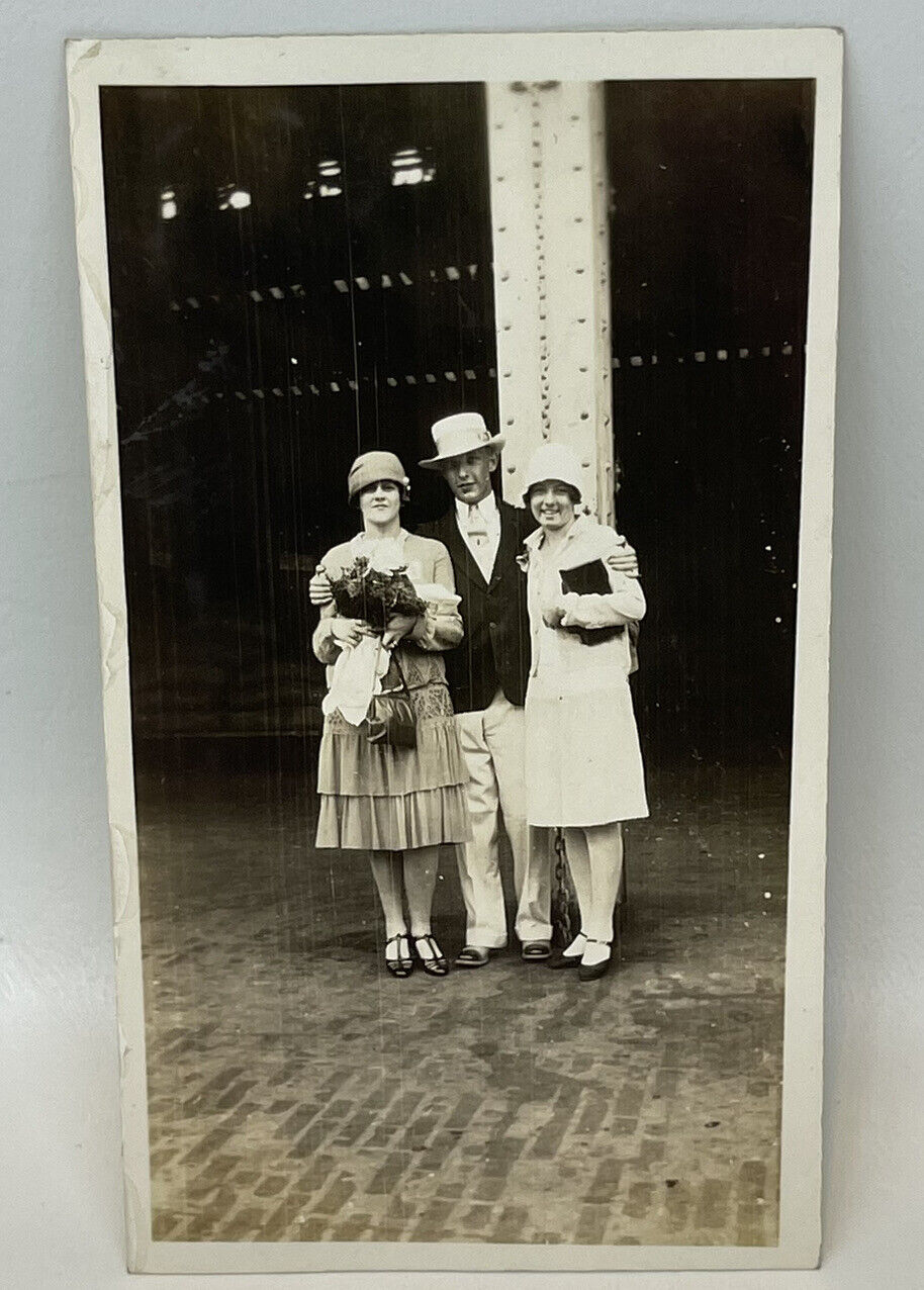 Vtg 1920s Snapshot Photo 3 Fashionable Friends Hats Suit Purse Oxford Shoes