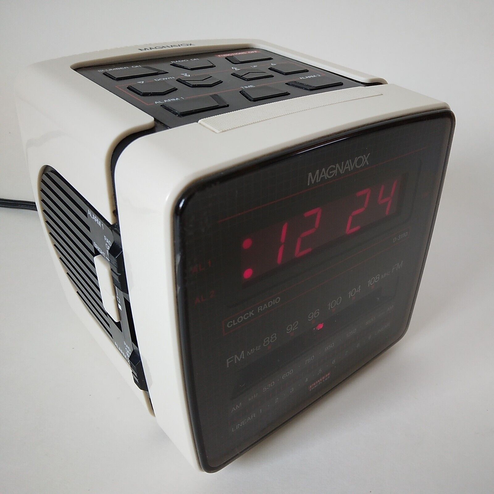 Magnavox D3110/37 White Cube Radio Alarm Clock-1985-AM/FM-Red LED-Tested Works