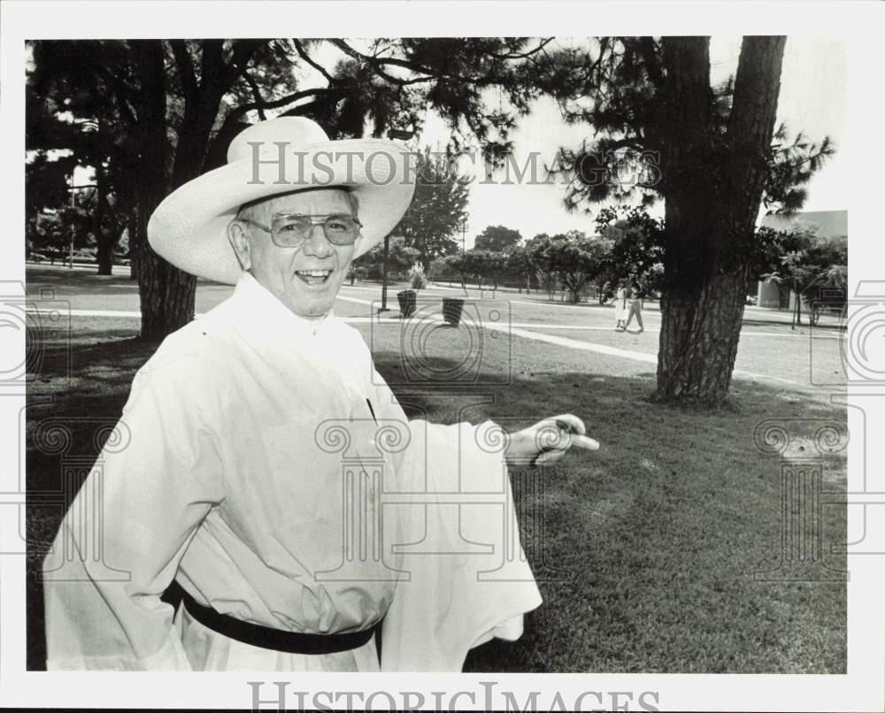 1986 Press Photo Father John Kelly at St. Thomas of Villanova University