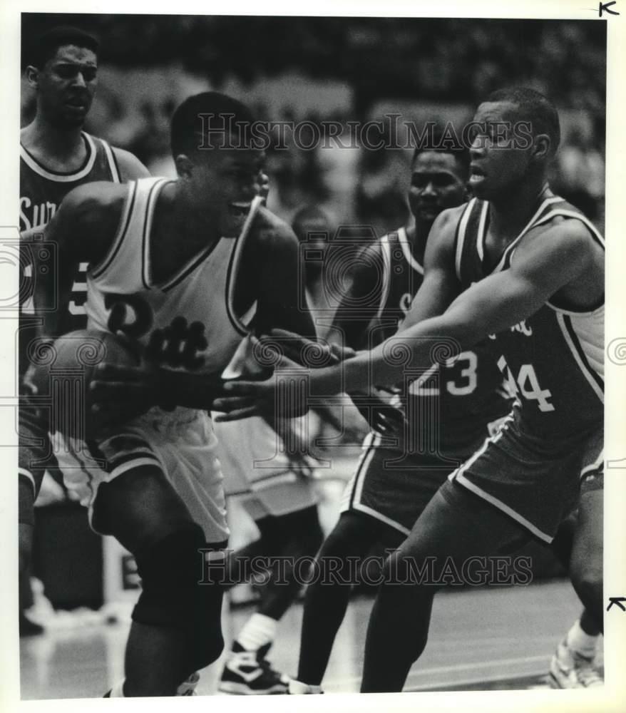 1990 Press Photo SU basketball\'s Derrick Coleman defends v. Pitt\'s Bobby Martin