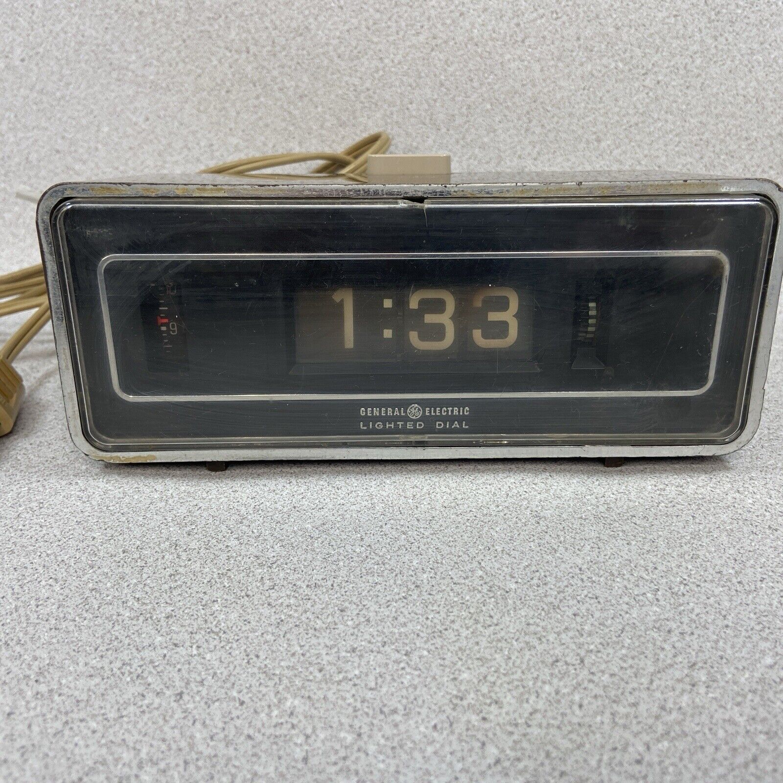 General Electric GE Lighted Flip Dial Alarm Clock Model 8128-4 VTG