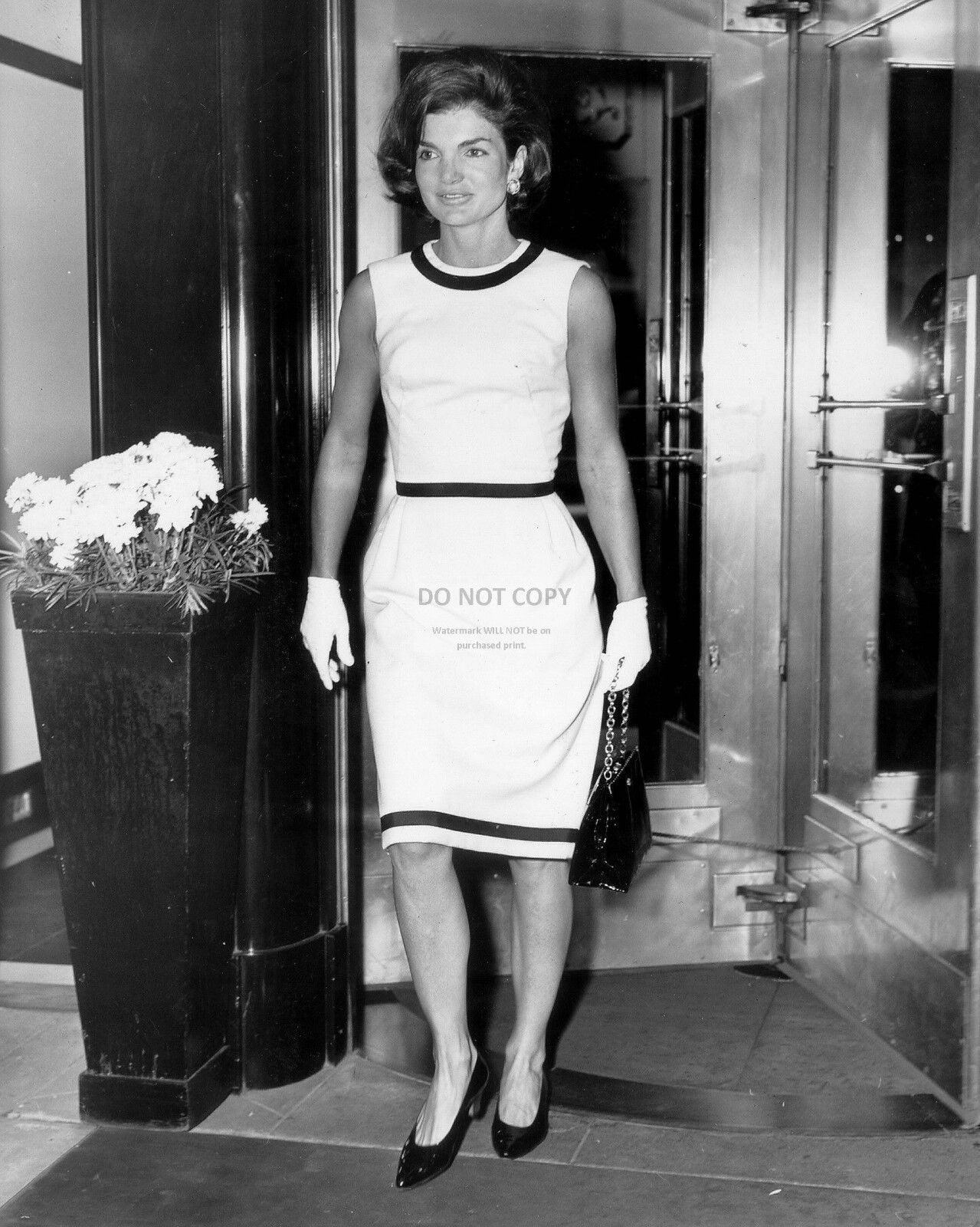 FIRST LADY JACQUELINE KENNEDY LEAVES THE CARLYLE HOTEL 1962 - 8X10 PHOTO (DA871)